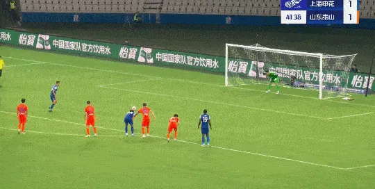 吴曦主罚点球,王大雷扑对方向皮球依旧进网,申花2-1