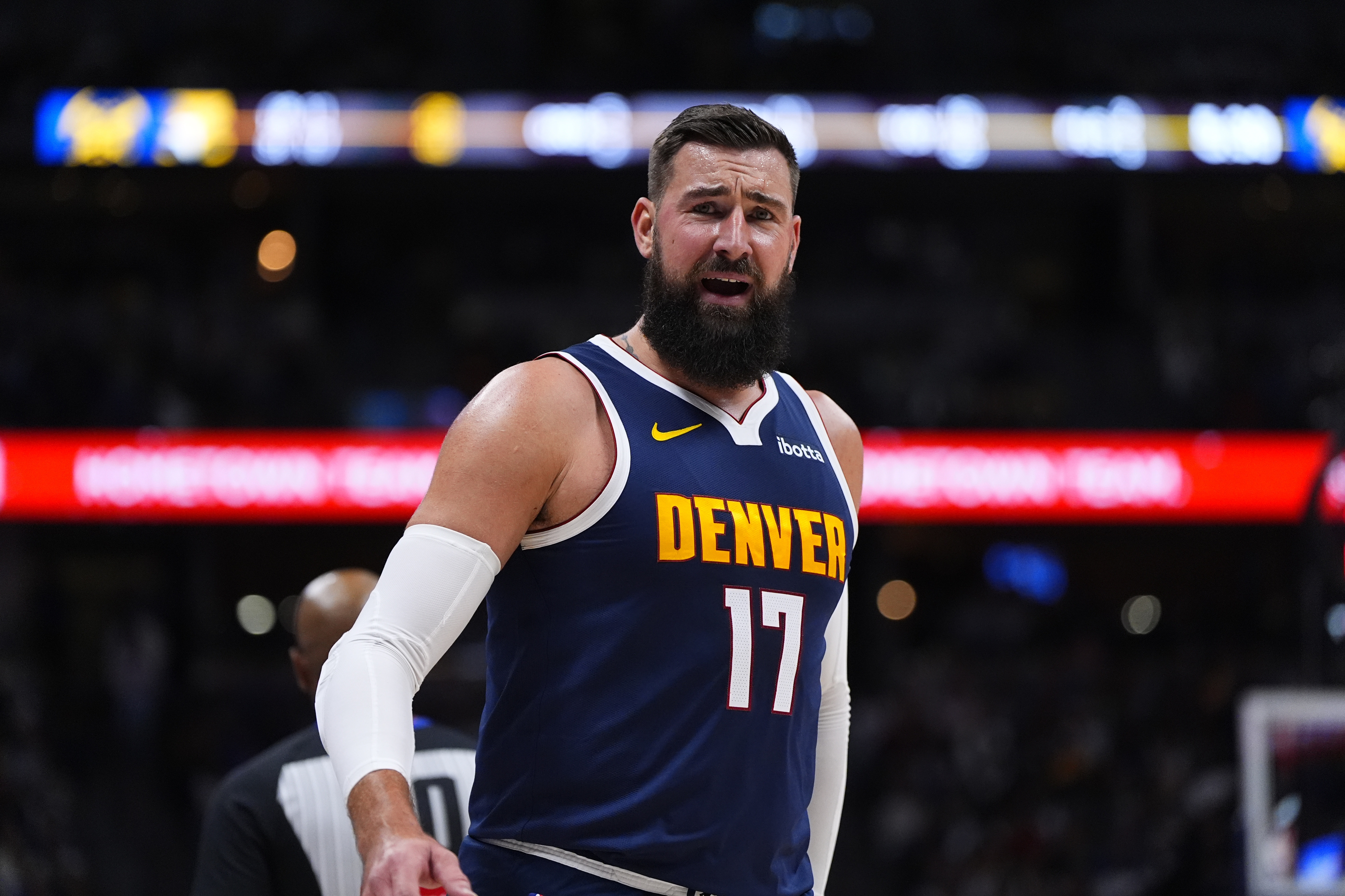 今天打双塔!瓦兰丘纳斯首发17分钟 6中4&5罚全中拿到13分6板